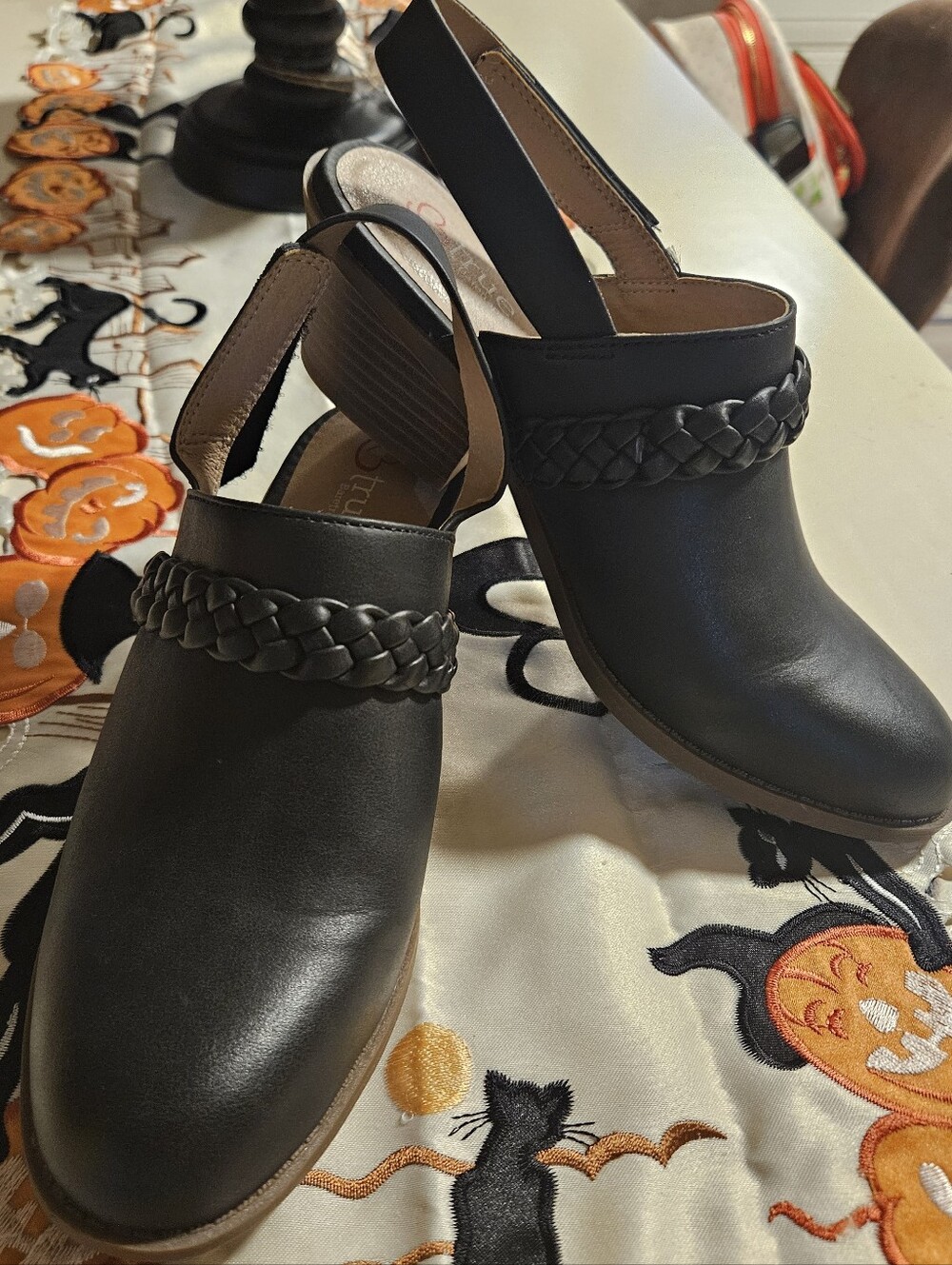 Baretraps Btrue Sandy Black Braided Strap Block Heel Clogs Size 8.5